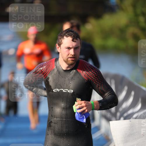 25.08.2024 - Elbe Triathlon Hamburg H.Heesch http://msf.ph/oto/6851992 25.08.2024 08:59:52 Schwimmen 209, 222, 274, 311 meine-sportfotos.de