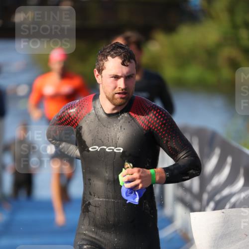 25.08.2024 - Elbe Triathlon Hamburg H.Heesch http://msf.ph/oto/6851999 25.08.2024 08:59:52 Schwimmen 209, 222, 274, 311 meine-sportfotos.de