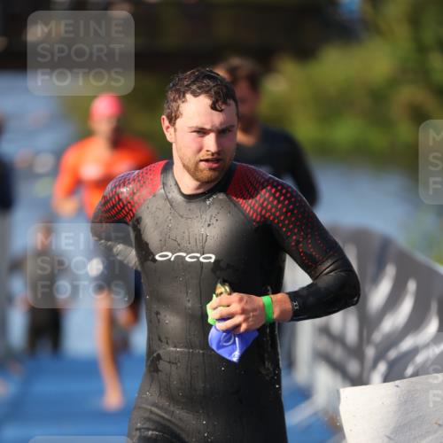 25.08.2024 - Elbe Triathlon Hamburg H.Heesch http://msf.ph/oto/6852005 25.08.2024 08:59:52 Schwimmen 209, 222, 274, 311 meine-sportfotos.de