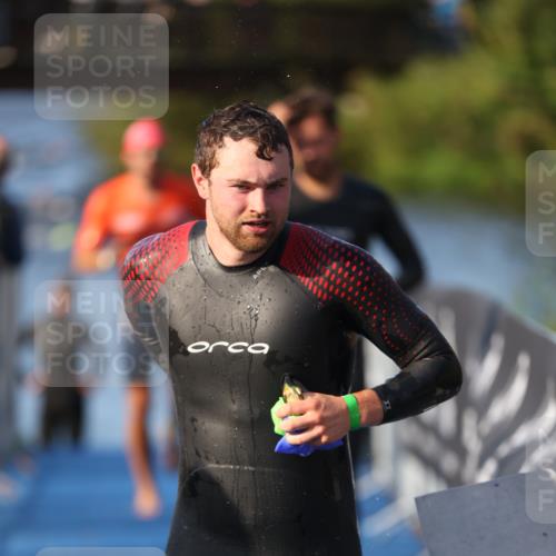 25.08.2024 - Elbe Triathlon Hamburg H.Heesch http://msf.ph/oto/6852015 25.08.2024 08:59:52 Schwimmen 209, 222, 274, 311 meine-sportfotos.de