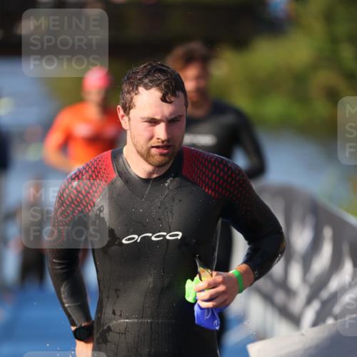 25.08.2024 - Elbe Triathlon Hamburg H.Heesch http://msf.ph/oto/6852036 25.08.2024 08:59:52 Schwimmen 209, 222, 274, 311 meine-sportfotos.de