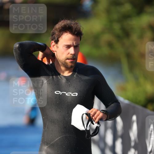 25.08.2024 - Elbe Triathlon Hamburg H.Heesch http://msf.ph/oto/6852107 25.08.2024 08:59:54 Schwimmen 209, 222, 274, 311 meine-sportfotos.de