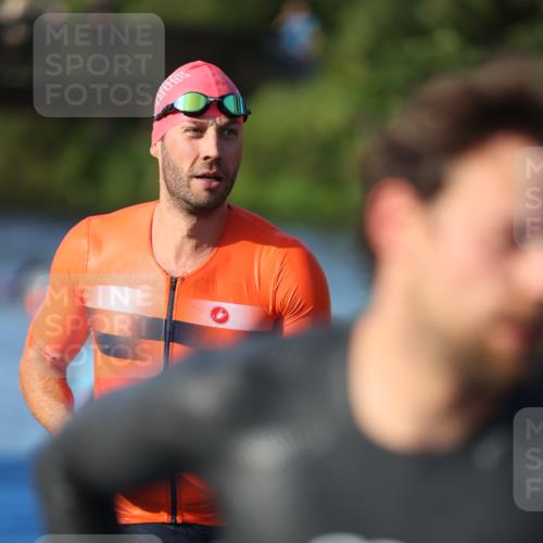 25.08.2024 - Elbe Triathlon Hamburg H.Heesch http://msf.ph/oto/6852157 25.08.2024 08:59:56 Schwimmen 209, 222, 311 meine-sportfotos.de