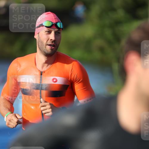 25.08.2024 - Elbe Triathlon Hamburg H.Heesch http://msf.ph/oto/6852172 25.08.2024 08:59:56 Schwimmen 209, 222, 311 meine-sportfotos.de