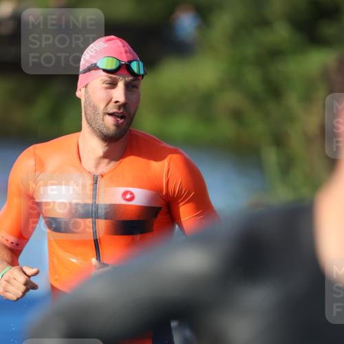 25.08.2024 - Elbe Triathlon Hamburg H.Heesch http://msf.ph/oto/6852179 25.08.2024 08:59:56 Schwimmen 209, 222, 311 meine-sportfotos.de