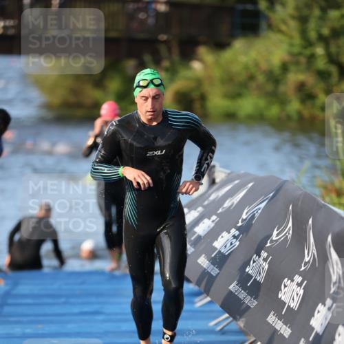 25.08.2024 - Elbe Triathlon Hamburg H.Heesch http://msf.ph/oto/6852727 25.08.2024 09:00:40 Schwimmen 226, 230, 235, 248, 252, 258 meine-sportfotos.de