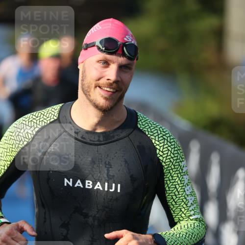 25.08.2024 - Elbe Triathlon Hamburg H.Heesch http://msf.ph/oto/6853527 25.08.2024 09:01:21 Schwimmen 175, 210, 238, 270, 284, 293, 309, 318 meine-sportfotos.de