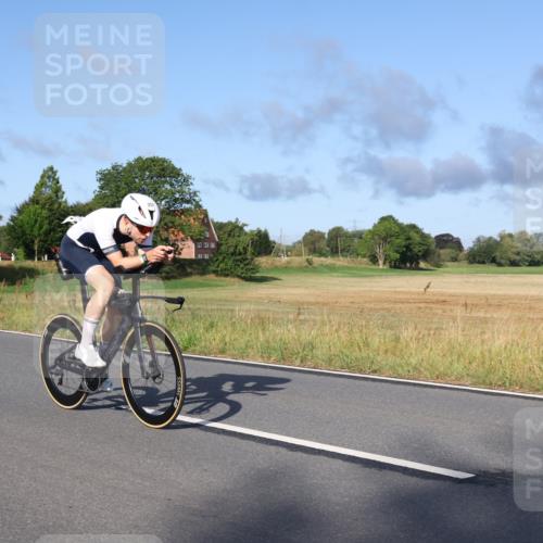 25.08.2024 - Elbe Triathlon Hamburg Fuchs,  Jonas http://msf.ph/oto/6853802 25.08.2024 09:17:36 Radfahren 256, 257, 1851 meine-sportfotos.de