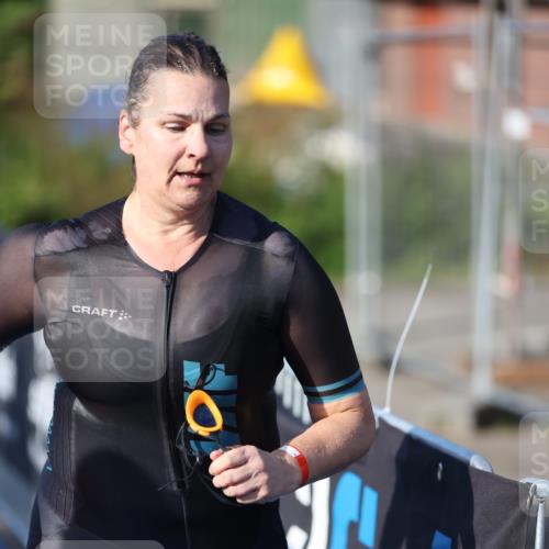 25.08.2024 - Elbe Triathlon Hamburg H.Heesch http://msf.ph/oto/6854170 25.08.2024 09:01:43 Schwimmen 135, 175, 210, 215, 244, 282, 290, 293, 318, 385 meine-sportfotos.de