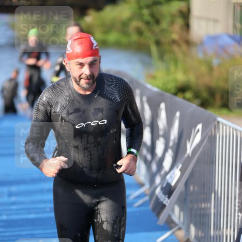 25.08.2024 - Elbe Triathlon Hamburg H.Heesch http://msf.ph/oto/6854260 25.08.2024 09:01:53 Schwimmen 135, 215, 244, 282, 290, 385 meine-sportfotos.de