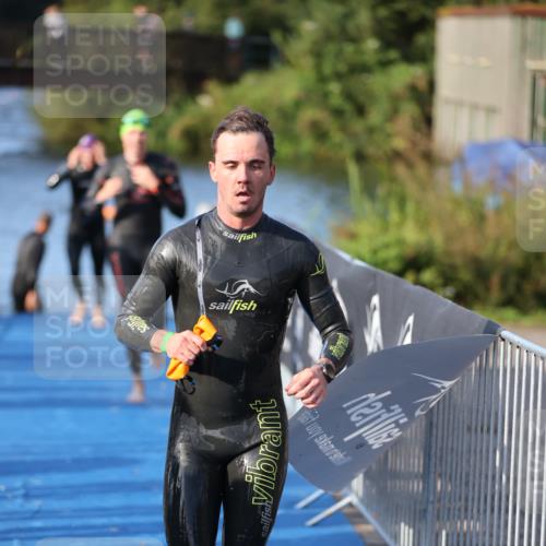 25.08.2024 - Elbe Triathlon Hamburg H.Heesch http://msf.ph/oto/6854313 25.08.2024 09:01:55 Schwimmen 135, 215, 244, 282, 290, 385 meine-sportfotos.de