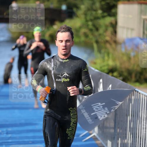 25.08.2024 - Elbe Triathlon Hamburg H.Heesch http://msf.ph/oto/6854327 25.08.2024 09:01:55 Schwimmen 135, 215, 244, 282, 290, 385 meine-sportfotos.de