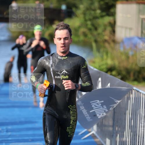 25.08.2024 - Elbe Triathlon Hamburg H.Heesch http://msf.ph/oto/6854330 25.08.2024 09:01:55 Schwimmen 135, 215, 244, 282, 290, 385 meine-sportfotos.de