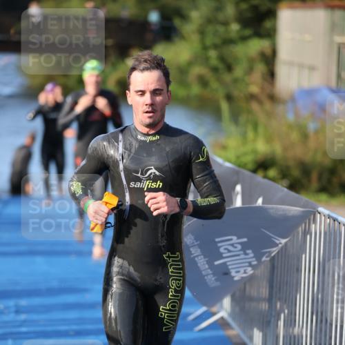 25.08.2024 - Elbe Triathlon Hamburg H.Heesch http://msf.ph/oto/6854335 25.08.2024 09:01:55 Schwimmen 135, 215, 244, 282, 290, 385 meine-sportfotos.de