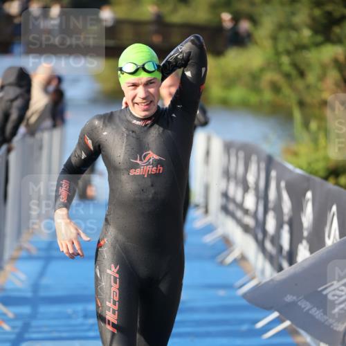 25.08.2024 - Elbe Triathlon Hamburg H.Heesch http://msf.ph/oto/6854381 25.08.2024 09:01:58 Schwimmen 135, 215, 244, 282, 290, 385 meine-sportfotos.de