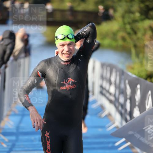 25.08.2024 - Elbe Triathlon Hamburg H.Heesch http://msf.ph/oto/6854389 25.08.2024 09:01:59 Schwimmen 135, 244, 282, 290, 385 meine-sportfotos.de