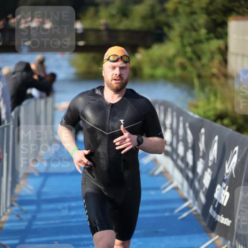 25.08.2024 - Elbe Triathlon Hamburg H.Heesch http://msf.ph/oto/6854495 25.08.2024 09:02:30 Schwimmen 217, 233, 305 meine-sportfotos.de