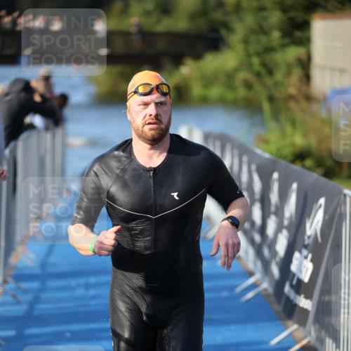 25.08.2024 - Elbe Triathlon Hamburg H.Heesch http://msf.ph/oto/6854497 25.08.2024 09:02:30 Schwimmen 217, 233, 305 meine-sportfotos.de