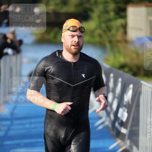 25.08.2024 - Elbe Triathlon Hamburg H.Heesch http://msf.ph/oto/6854514 25.08.2024 09:02:30 Schwimmen 217, 233, 305 meine-sportfotos.de