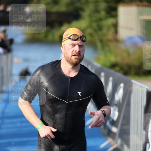 25.08.2024 - Elbe Triathlon Hamburg H.Heesch http://msf.ph/oto/6854520 25.08.2024 09:02:30 Schwimmen 217, 233, 305 meine-sportfotos.de