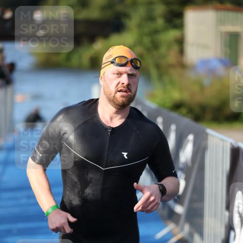 25.08.2024 - Elbe Triathlon Hamburg H.Heesch http://msf.ph/oto/6854522 25.08.2024 09:02:30 Schwimmen 217, 233, 305 meine-sportfotos.de