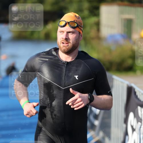 25.08.2024 - Elbe Triathlon Hamburg H.Heesch http://msf.ph/oto/6854531 25.08.2024 09:02:30 Schwimmen 217, 233, 305 meine-sportfotos.de