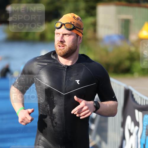 25.08.2024 - Elbe Triathlon Hamburg H.Heesch http://msf.ph/oto/6854534 25.08.2024 09:02:30 Schwimmen 217, 233, 305 meine-sportfotos.de