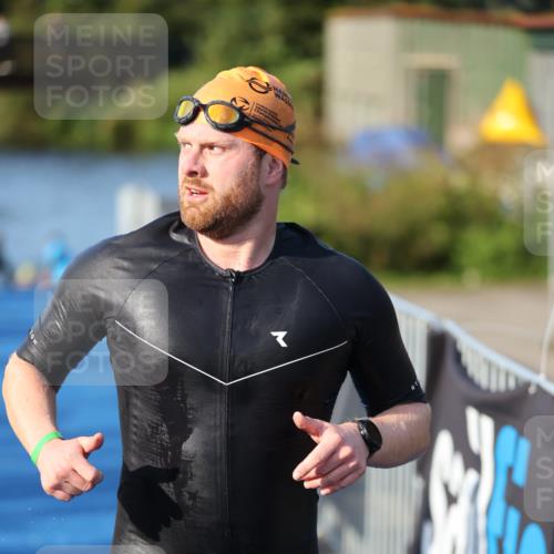 25.08.2024 - Elbe Triathlon Hamburg H.Heesch http://msf.ph/oto/6854538 25.08.2024 09:02:30 Schwimmen 217, 233, 305 meine-sportfotos.de