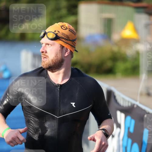 25.08.2024 - Elbe Triathlon Hamburg H.Heesch http://msf.ph/oto/6854542 25.08.2024 09:02:30 Schwimmen 217, 233, 305 meine-sportfotos.de