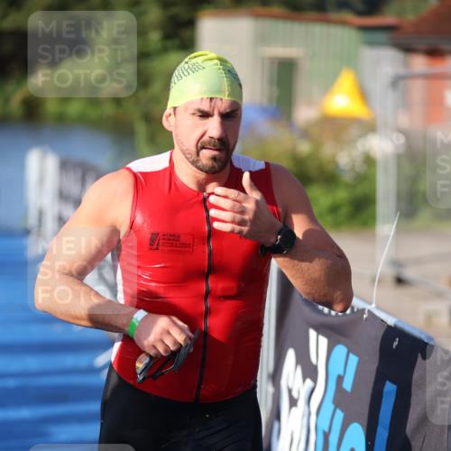 25.08.2024 - Elbe Triathlon Hamburg H.Heesch http://msf.ph/oto/6854618 25.08.2024 09:02:45 Schwimmen 217, 305 meine-sportfotos.de