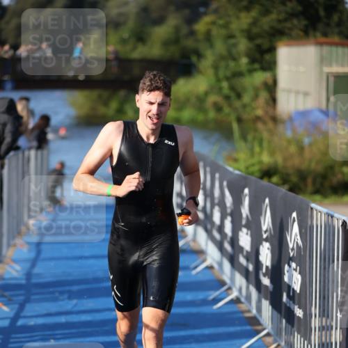 25.08.2024 - Elbe Triathlon Hamburg H.Heesch http://msf.ph/oto/6854649 25.08.2024 09:02:53 Schwimmen 217, 219, 305 meine-sportfotos.de