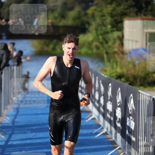 25.08.2024 - Elbe Triathlon Hamburg H.Heesch http://msf.ph/oto/6854652 25.08.2024 09:02:53 Schwimmen 217, 219, 305 meine-sportfotos.de