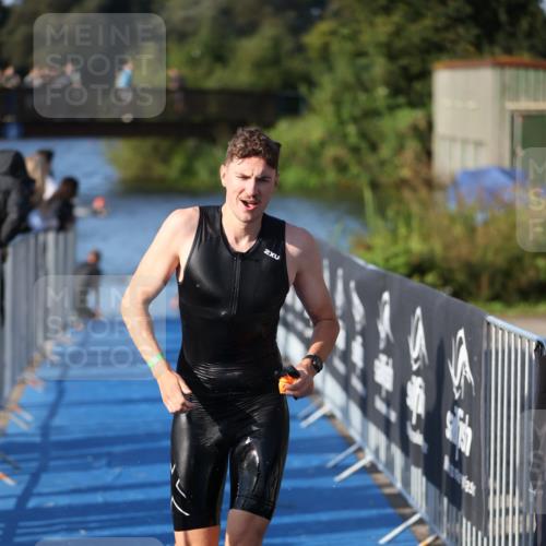 25.08.2024 - Elbe Triathlon Hamburg H.Heesch http://msf.ph/oto/6854659 25.08.2024 09:02:53 Schwimmen 217, 219, 305 meine-sportfotos.de