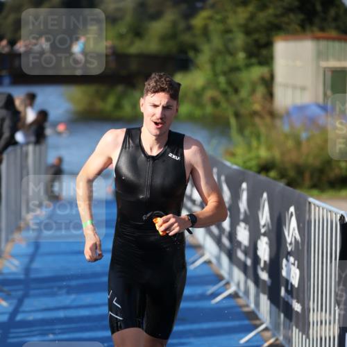 25.08.2024 - Elbe Triathlon Hamburg H.Heesch http://msf.ph/oto/6854665 25.08.2024 09:02:53 Schwimmen 217, 219, 305 meine-sportfotos.de