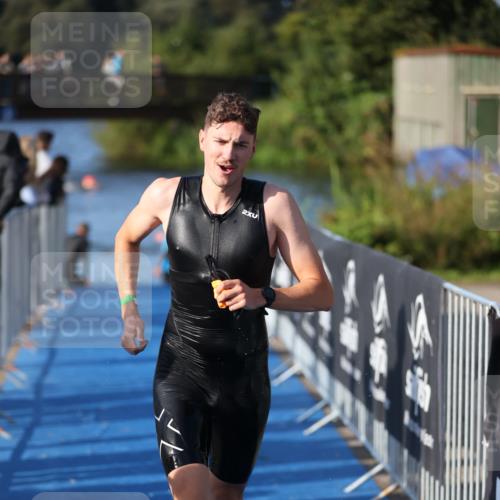 25.08.2024 - Elbe Triathlon Hamburg H.Heesch http://msf.ph/oto/6854669 25.08.2024 09:02:53 Schwimmen 217, 219, 305 meine-sportfotos.de