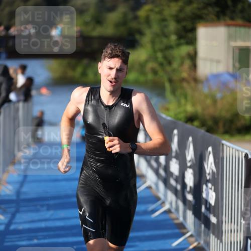 25.08.2024 - Elbe Triathlon Hamburg H.Heesch http://msf.ph/oto/6854674 25.08.2024 09:02:53 Schwimmen 217, 219, 305 meine-sportfotos.de