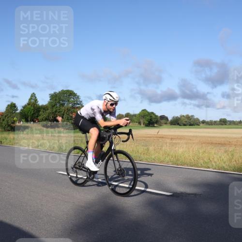 25.08.2024 - Elbe Triathlon Hamburg Fuchs,  Jonas http://msf.ph/oto/6854721 25.08.2024 09:17:46 Radfahren 1851, 289, 323, 265 meine-sportfotos.de