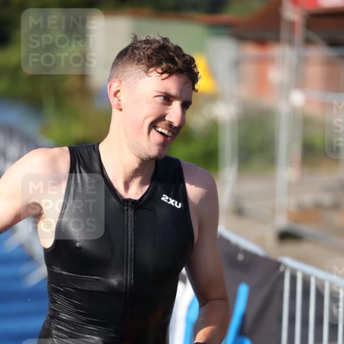 25.08.2024 - Elbe Triathlon Hamburg H.Heesch http://msf.ph/oto/6854742 25.08.2024 09:02:54 Schwimmen 217, 219, 286, 305 meine-sportfotos.de