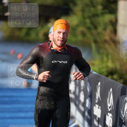 25.08.2024 - Elbe Triathlon Hamburg H.Heesch http://msf.ph/oto/6854802 25.08.2024 09:03:11 Schwimmen 219, 250, 286 meine-sportfotos.de