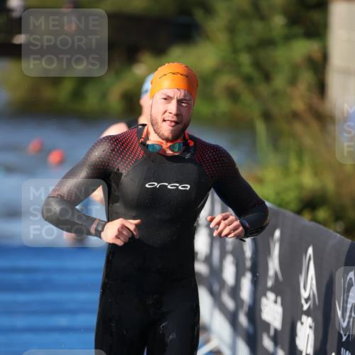 25.08.2024 - Elbe Triathlon Hamburg H.Heesch http://msf.ph/oto/6854805 25.08.2024 09:03:11 Schwimmen 219, 250, 286 meine-sportfotos.de