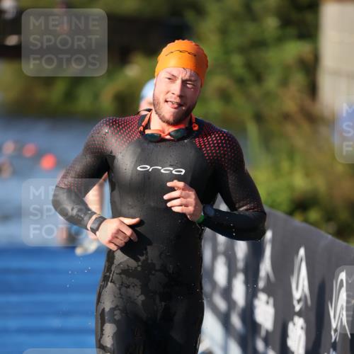 25.08.2024 - Elbe Triathlon Hamburg H.Heesch http://msf.ph/oto/6854834 25.08.2024 09:03:11 Schwimmen 219, 250, 286 meine-sportfotos.de