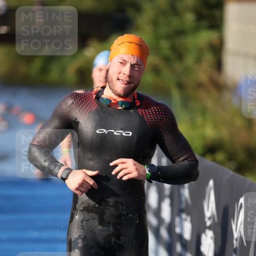 25.08.2024 - Elbe Triathlon Hamburg H.Heesch http://msf.ph/oto/6854843 25.08.2024 09:03:11 Schwimmen 219, 250, 286 meine-sportfotos.de