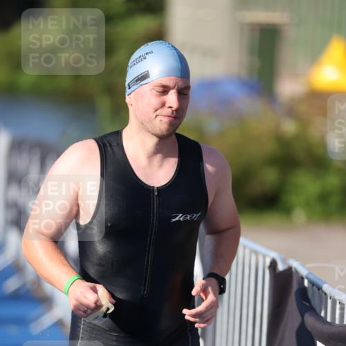 25.08.2024 - Elbe Triathlon Hamburg H.Heesch http://msf.ph/oto/6854866 25.08.2024 09:03:13 Schwimmen 219, 250, 286 meine-sportfotos.de