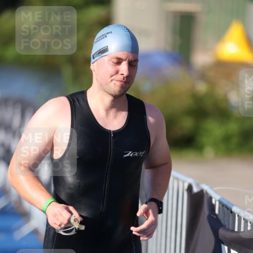 25.08.2024 - Elbe Triathlon Hamburg H.Heesch http://msf.ph/oto/6854874 25.08.2024 09:03:13 Schwimmen 219, 250, 286 meine-sportfotos.de