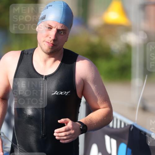 25.08.2024 - Elbe Triathlon Hamburg H.Heesch http://msf.ph/oto/6854905 25.08.2024 09:03:13 Schwimmen 219, 250, 286 meine-sportfotos.de