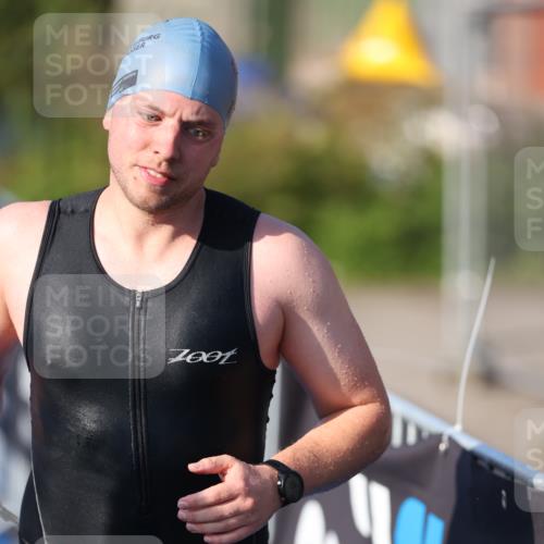 25.08.2024 - Elbe Triathlon Hamburg H.Heesch http://msf.ph/oto/6854909 25.08.2024 09:03:13 Schwimmen 219, 250, 286 meine-sportfotos.de