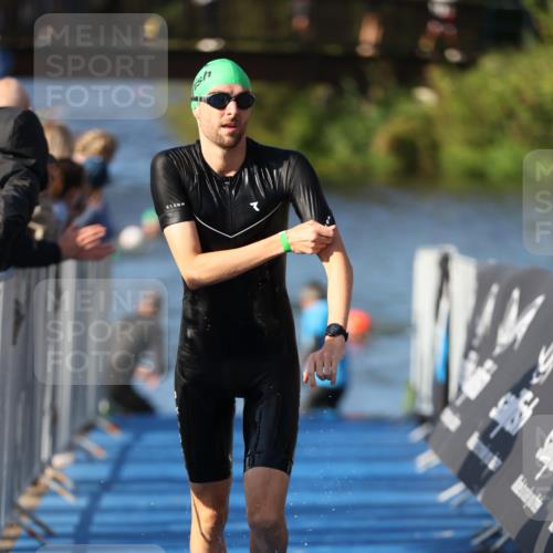 25.08.2024 - Elbe Triathlon Hamburg H.Heesch http://msf.ph/oto/6854948 25.08.2024 09:03:25 Schwimmen 219, 250, 286 meine-sportfotos.de
