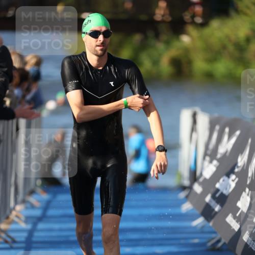 25.08.2024 - Elbe Triathlon Hamburg H.Heesch http://msf.ph/oto/6854966 25.08.2024 09:03:25 Schwimmen 219, 250, 286 meine-sportfotos.de