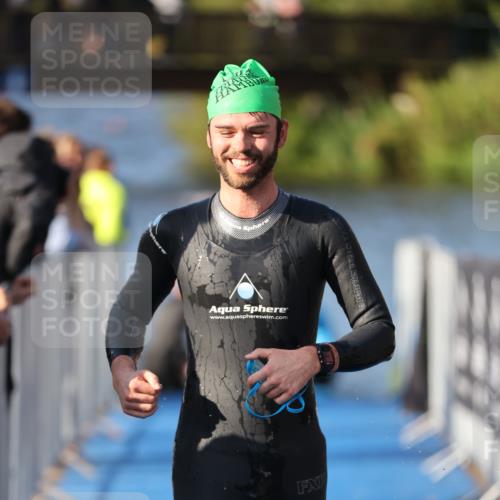 25.08.2024 - Elbe Triathlon Hamburg H.Heesch http://msf.ph/oto/6855899 25.08.2024 09:04:07 Schwimmen 206, 251, 255, 271, 317 meine-sportfotos.de