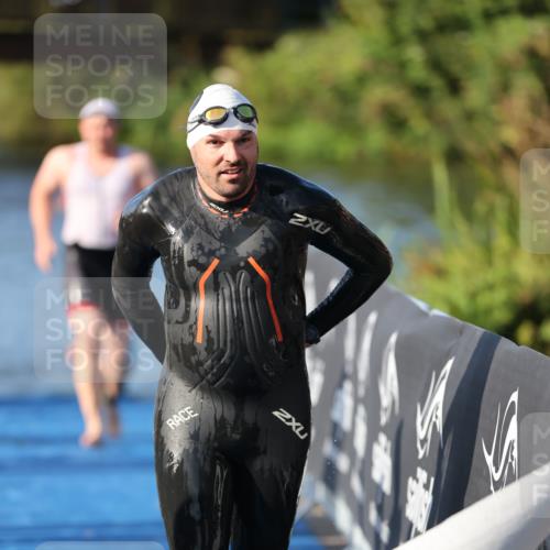 25.08.2024 - Elbe Triathlon Hamburg H.Heesch http://msf.ph/oto/6856060 25.08.2024 09:04:17 Schwimmen 255, 271, 302, 314 meine-sportfotos.de
